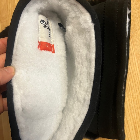 MANITOBAH Gauntlet- Elegant Black Fur Mittens with Embellishment - Picture 6 of 6